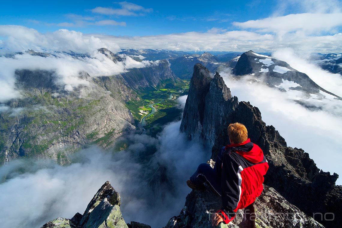 Et mektig utsyn mot Trollveggen og Romsdalen møter den som tar turen til Store Trolltind, Rauma, Møre og Romsdal.<br>Bildenr 20060808-129.