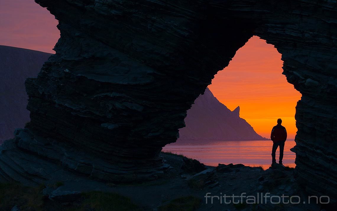 Sommernatt ved Kirkeporten nær Skarsvåg, Nordkapp, Finnmark.<br>Bildenr 20070807-073.