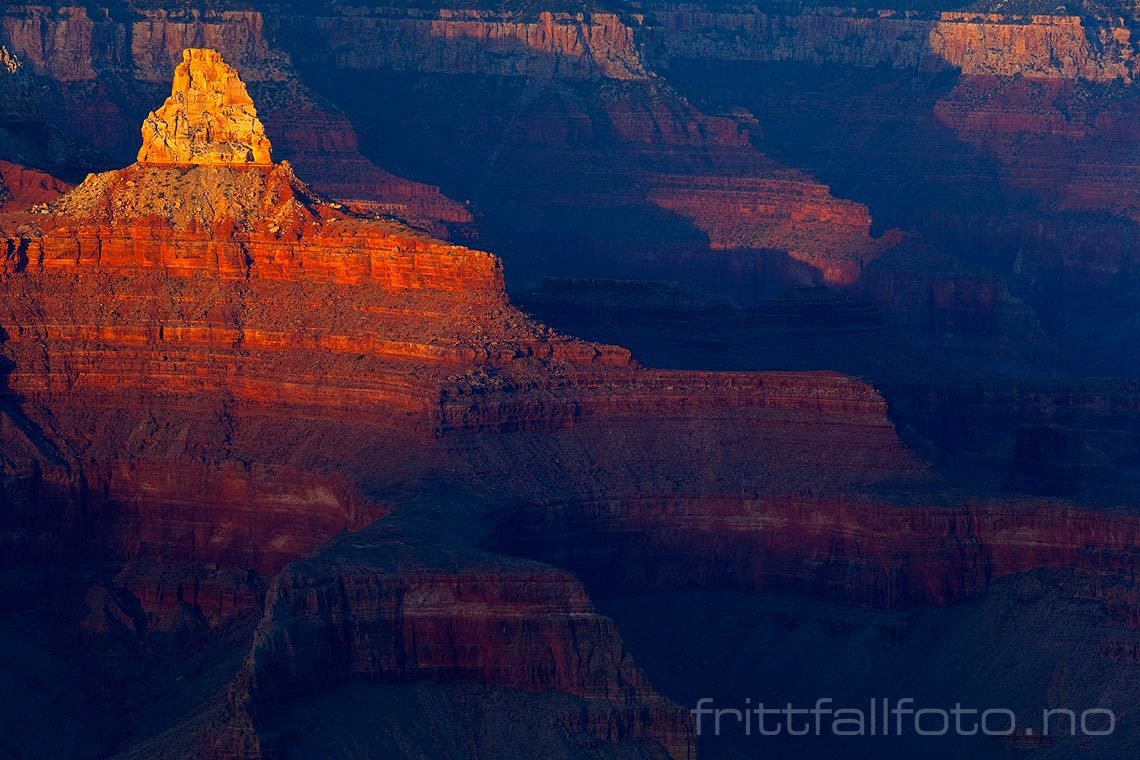 Kveldssola varmer Zoroaster Temple ved Grand Canyon, Arizona, USA.<br>Bildenr 20080315-242.