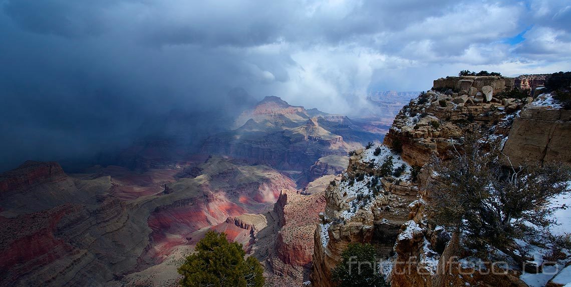 En enorm vegg av snø feier inn over Grand Canyon, Arizona, USA.<br>Bildenr 20080316-030.