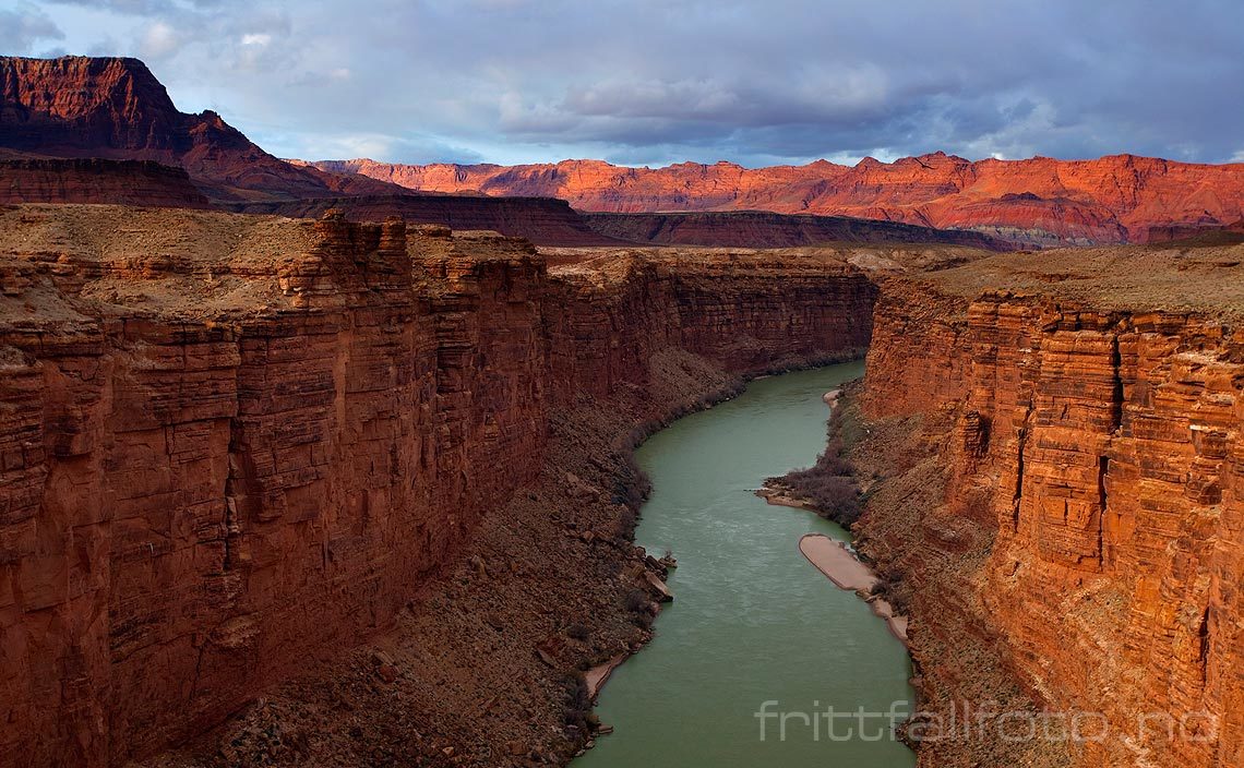 Colorado River renner rolig gjennom Marble Canyon ved Navajo Bridge, Arizona, USA.<br>Bildenr 20080316-209.