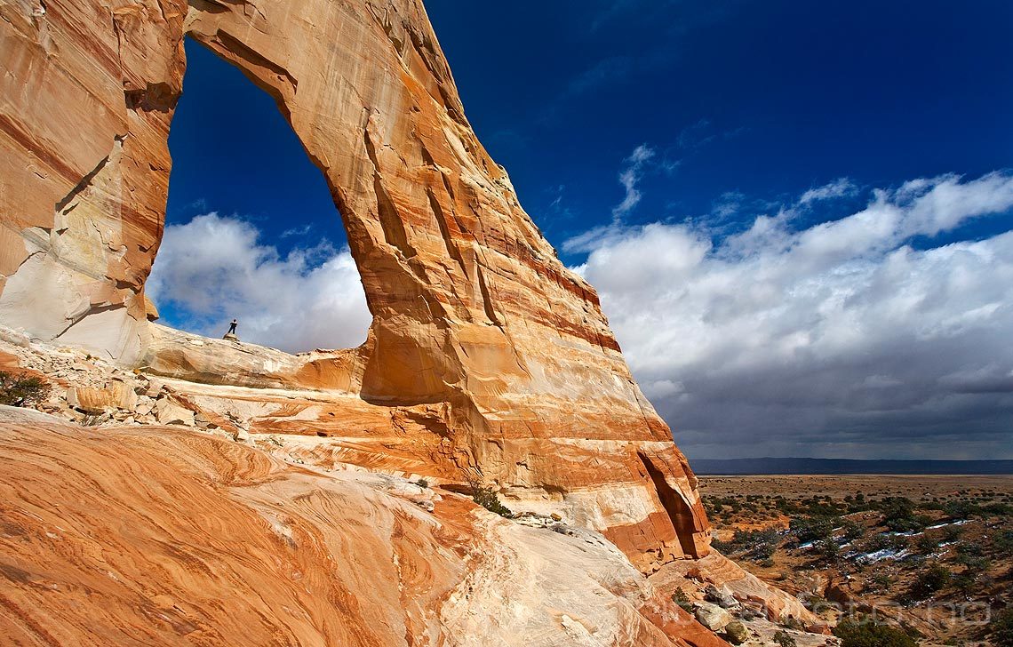 Gigantiske White Mesa Arch ligger langt ute i ørkenlandskapet ved Kaibito, Arizona, USA.<br>Bildenr 20080317-136.