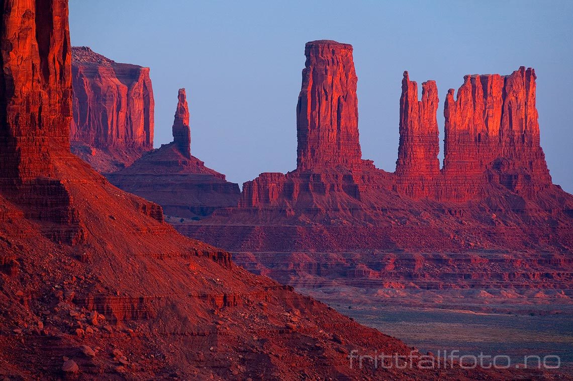 Morgenstemning ved Castle Butte i Monument Valley, Arizona, USA.<br>Bildenr 20080318-011.