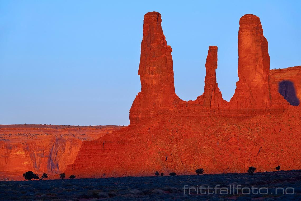 The Three Sisters i Monument Valley, Arizona, USA.<br>Bildenr 20080318-043.