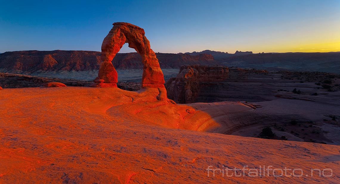 Kveld ved ikoniske Delicate Arch i Arches National Park, Utah, USA.<br>Bildenr 20080318-603.