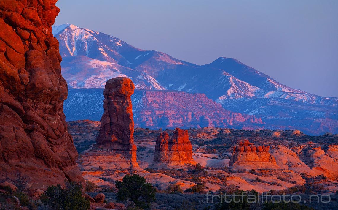 Fjellformasjonene varmes av kveldssola nær Salt Valley i Arches National Park, Utah, USA.<br>Bildenr 20080319-630.