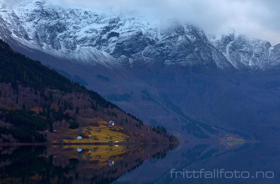 Blikkstille novemberdag ved Lustrafjorden, Luster, Vestland.<br>Bildenr 20101105-250.