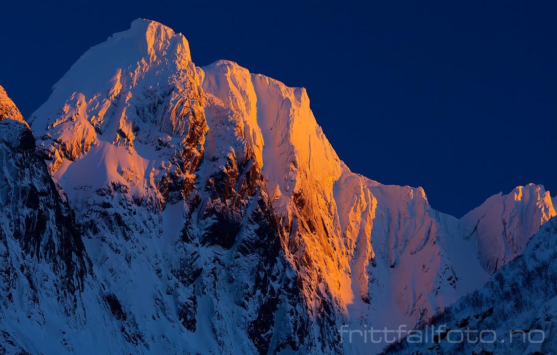 Olsanestinden gløder i kveldssola ved Vassdalen på Austvågøya, Vågan i Lofoten, Nordland.<br>Bildenr 20110312-092.