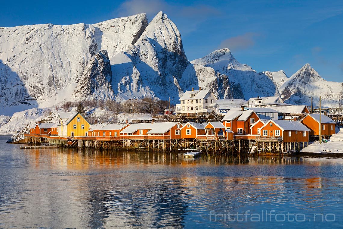 Vinterdag ved Sakrisøy på Moskenesøya, Moskenes i Lofoten, Nordland.<br>Bildenr 20110313-159.