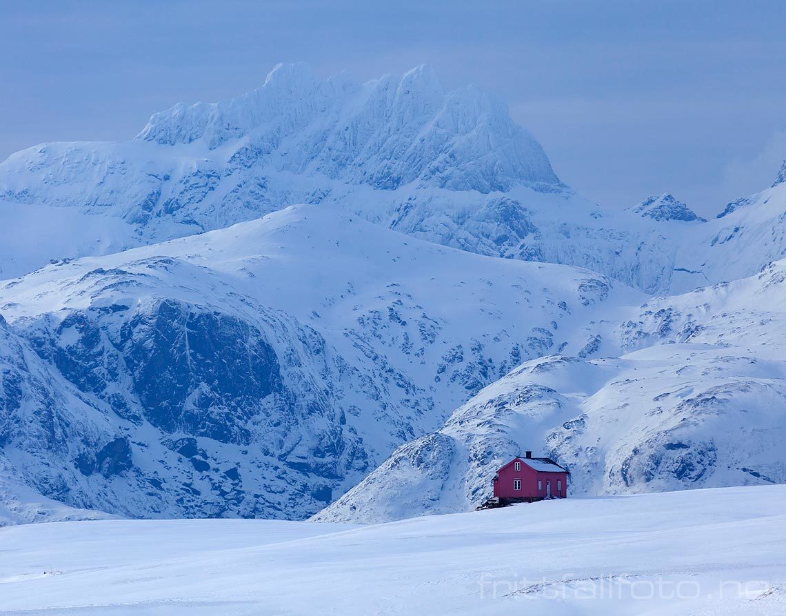 Slik bor en ekte nordlending. Fra Vestvågøya, Vestvågøy i Lofoten, Nordland.<br>Bildenr 20110315-359.