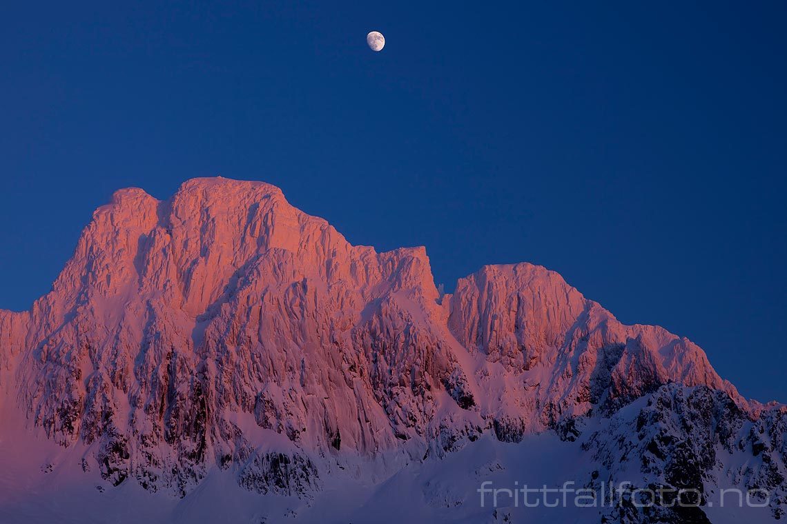 Månen lyser over Rulten ved Austnesfjorden, Vågan i Lofoten, Nordland.<br>Bildenr 20110316-377.