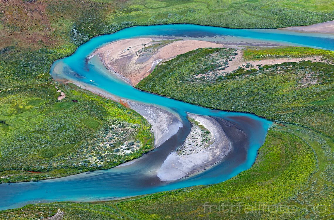 Breelva svinger seg i flotte meandre i Leirungsdalen, Jotunheimen, Vågå, Innlandet.<br>Bildenr 20110804-032.