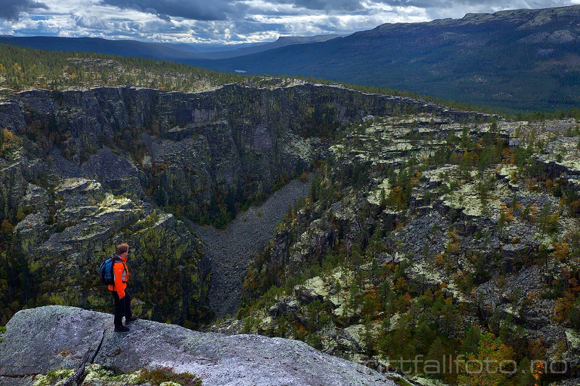 Ved gigantiske Jutulhogget, Alvdal, Innlandet.<br>Bildenr 20110913-236.