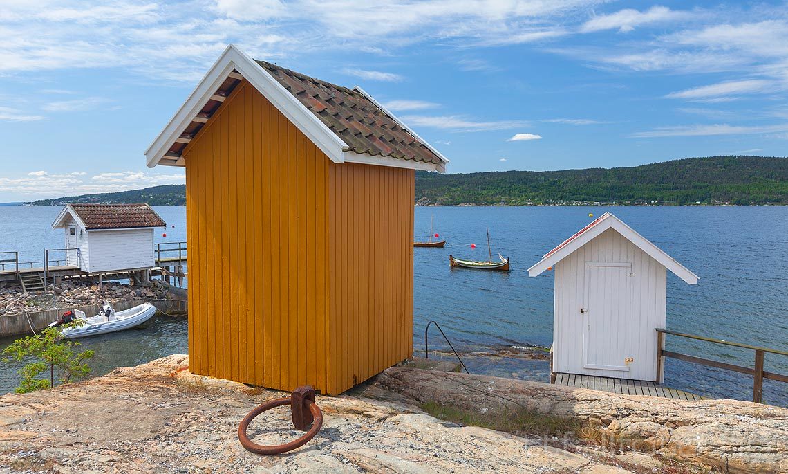 Gamle badehus brukt til omkledning nær Hvitsten ved Oslofjorden, Vestby, Akershus.<br>Bildenr 20120529-117.