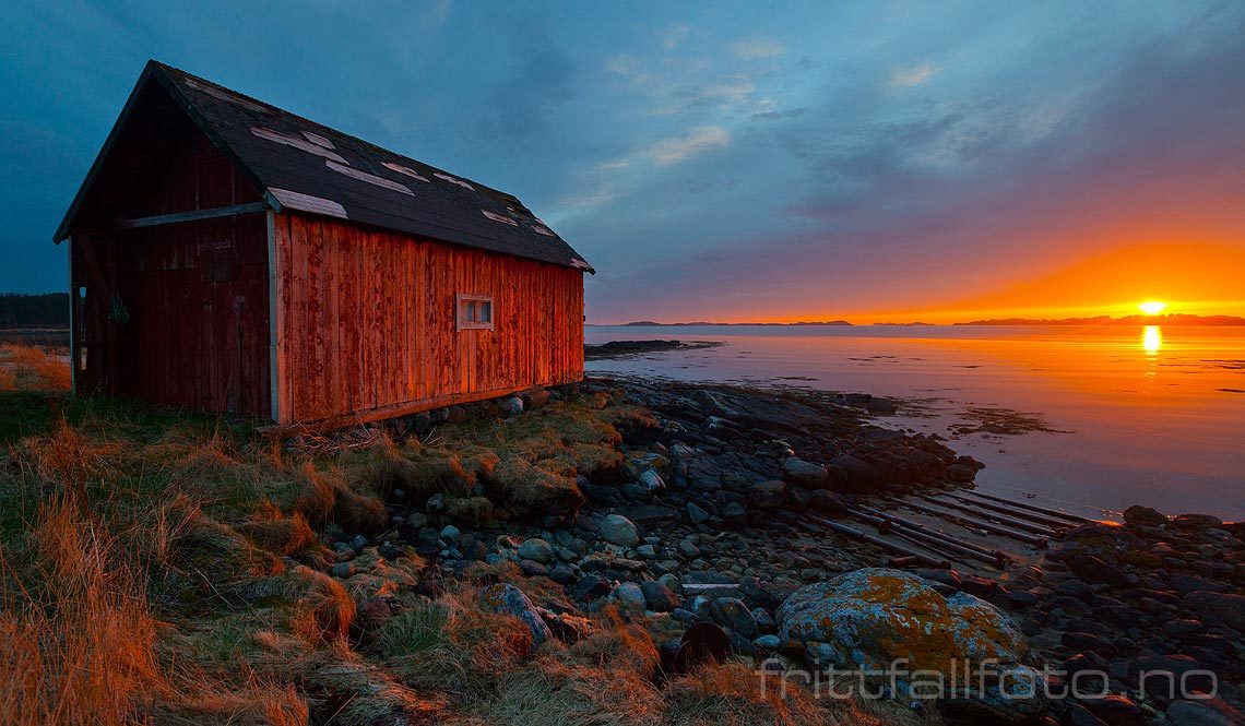 Vårkveld ved Breidvika på Harøya, Ålesund, Møre og Romsdal.<br>Bildenr 20130510-227.