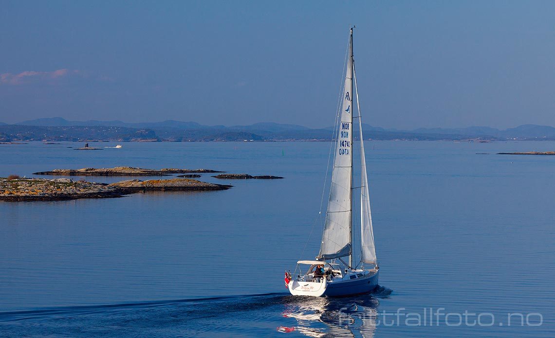 Seilbåt ved Jomfruland, Kragerø, Telemark.<br>Bildenr 20140420-211.