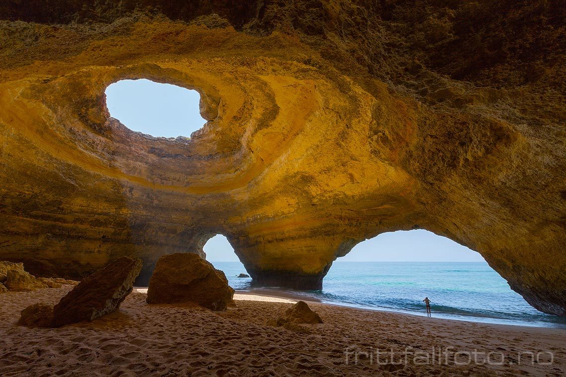 Spektakulære Algar De Benagil, Lagoa, Distrito de Faro, Portugal. (Timestack satt sammen av 5 eksponeringer).<br>Bildenr 20140717-254.