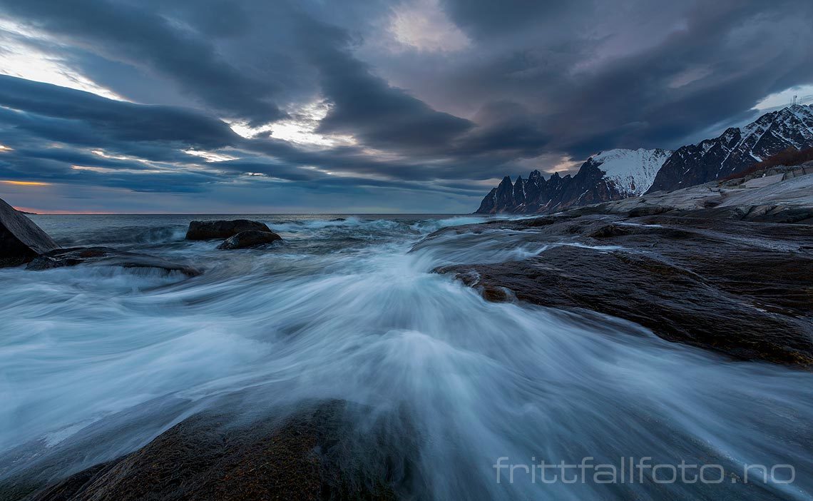 Brenninger på Tungeneset ved Steinfjorden, Senja, Troms.<br>Bildenr 20150414-530.