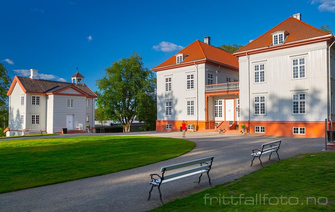 Ved Eidsvollsbygningen på Eidsvoll Verk, Eidsvoll, Akershus.<br>Bildenr 20150820-747.