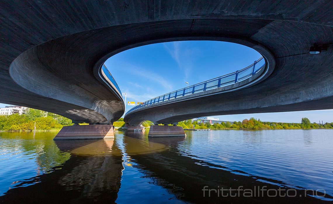 Runde former i betong over Nitelva, Rælingen, Akershus.<br>Bildenr 20150909-182.