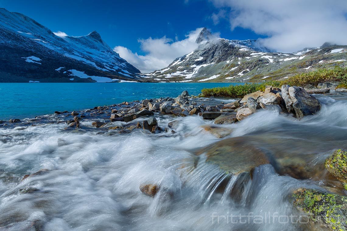 Ved Uradalselva nær Koldedalsvatnet i Koldedalen, Jotunheimen, Vang, Innlandet.<br>Bildenr 20150927-634.