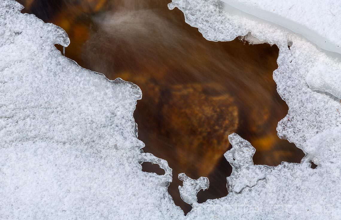 Rennende vann skaper råk i isen ved Høgfoss i Åseåa nær Bø, Midt-Telemark, Telemark.<br>Bildenr 20160131-022.
