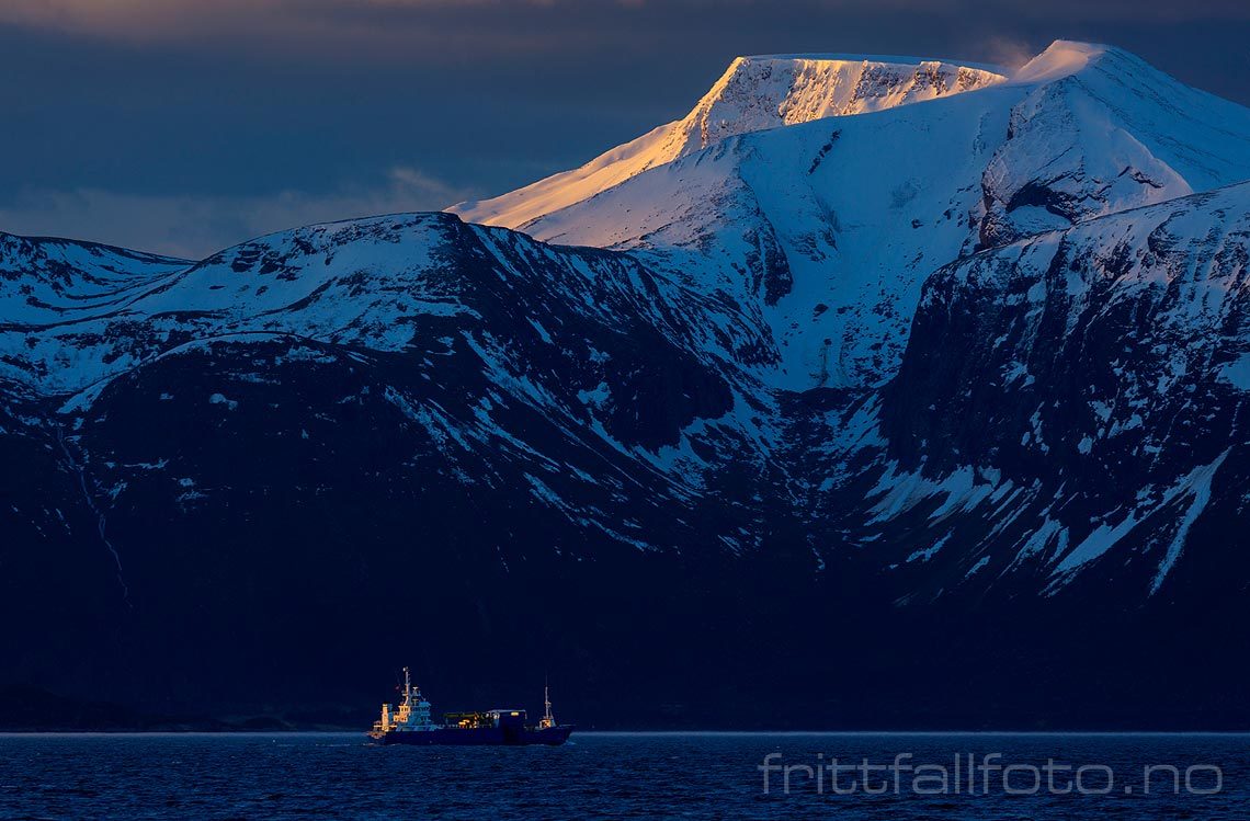 Tidlig morgen på Harøyfjorden, Ålesund, Møre og Romsdal.<br>Bildenr 20160328-016.
