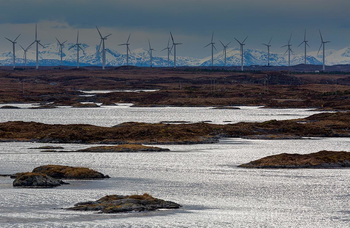 Vindmøllene står tett på Smøla, Møre og Romsdal.<br>Bildenr 20160328-543.

