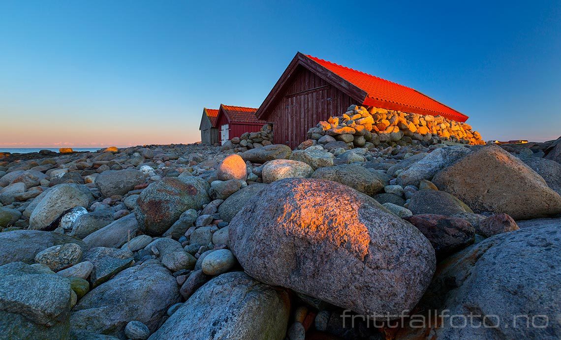 Gamle naust på Øyratangen ved Kvassheim, Hå, Rogaland<br>Bildenr 20160424-085.