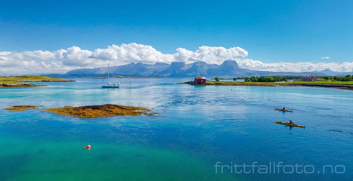 Kajakkpadlere ved Tennsundet på Sør-Herøy, Herøy, Nordland.<br>Bildenr 20160806-469.