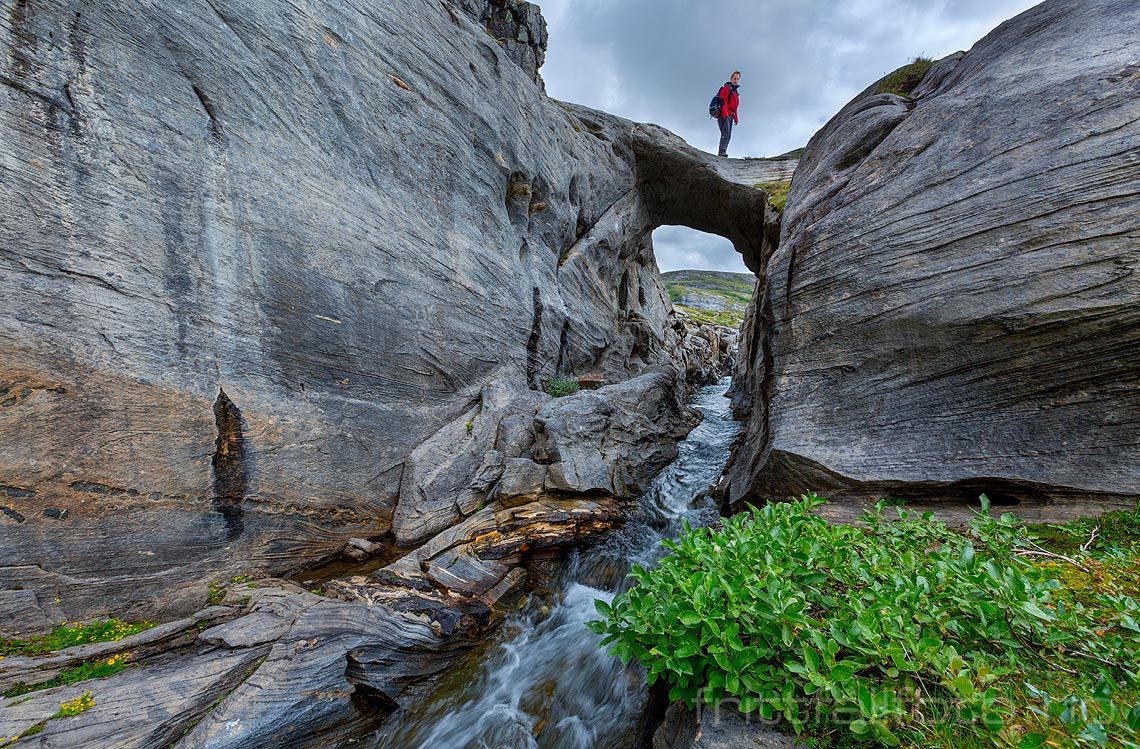 På Corbelbrua over Svalvasselva på Glomfjellet, Gildeskål, Nordland.<br>Bildenr 20160812-266.