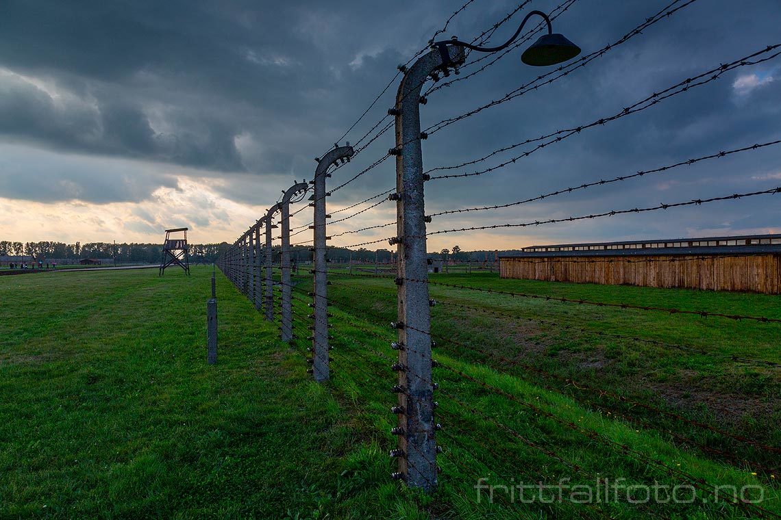 Kilometervis med piggtrådgjerder rammer inn den enorme utryddelsesleiren Auschwitz II - Birkenau ved Oswiecim, Województwo Malopolskie, Polen.<br>Bildenr 20160921-351.