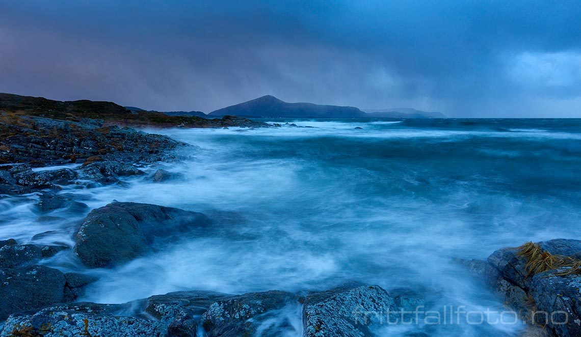 Ekstremværet ''Urd'' sender full storm mot Kvalneset på Harøya, Ålesund, Møre og Romsdal.<br>Bildenr 20161226-029.