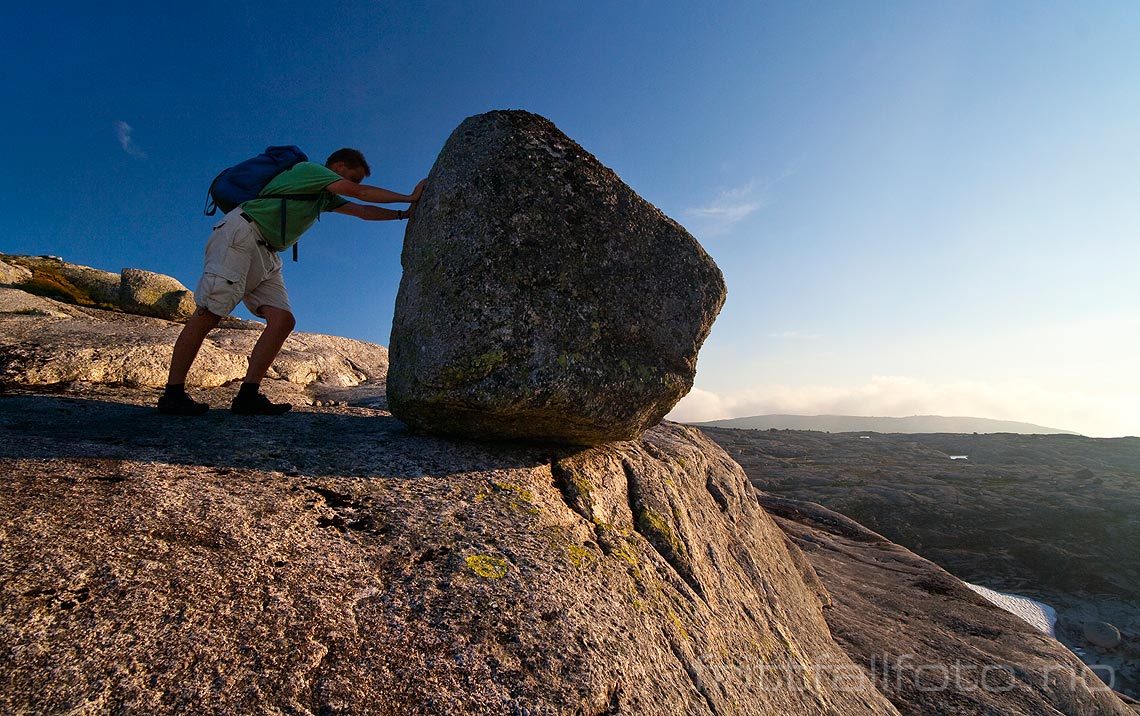 Flyttblokk på Kjerag nær Lysefjorden, Sandnes, Rogaland<br>Bildenr 20060722-077.