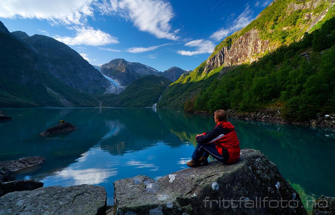 Blikkstille sensommerdag ved Bondhusvatnet i Bondhusdalen, Kvinnherad, Vestland.<br>Bildenr 20060826-049.