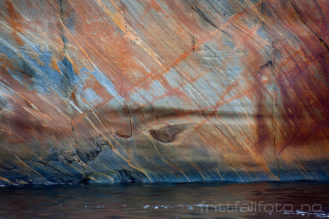 Isskurte svaberg ved Saltvik på Justøya, Lillesand, Agder.<br>Bildenr 20070724-067.