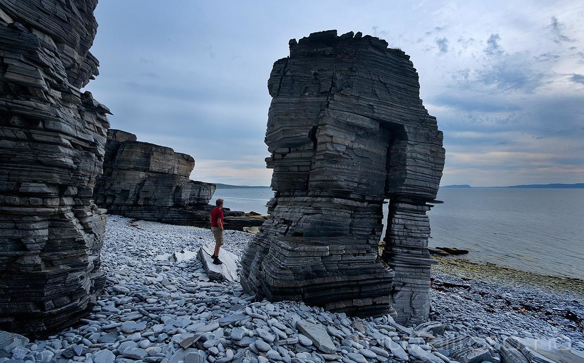 Underlige fjellformasjoner ved Simaskaret nær Kjæs i Porsangerfjorden, Porsanger, Troms og Finnmark.<br>Bildenr 20070807-429.