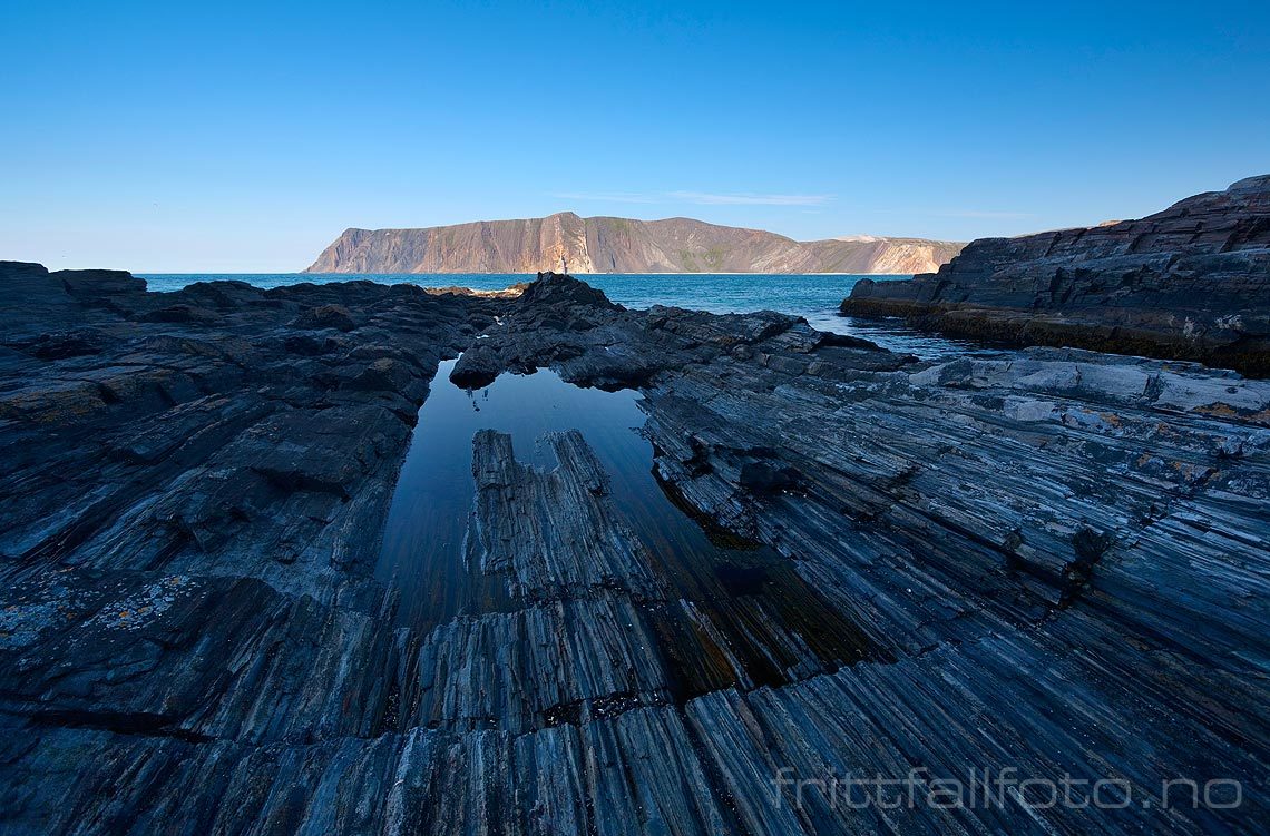 Strålende berggrunn ved Kjøllefjorden på Nordkinnhalvøya, Lebesby, Troms og Finnmark.<br>Bildenr 20070808-272.