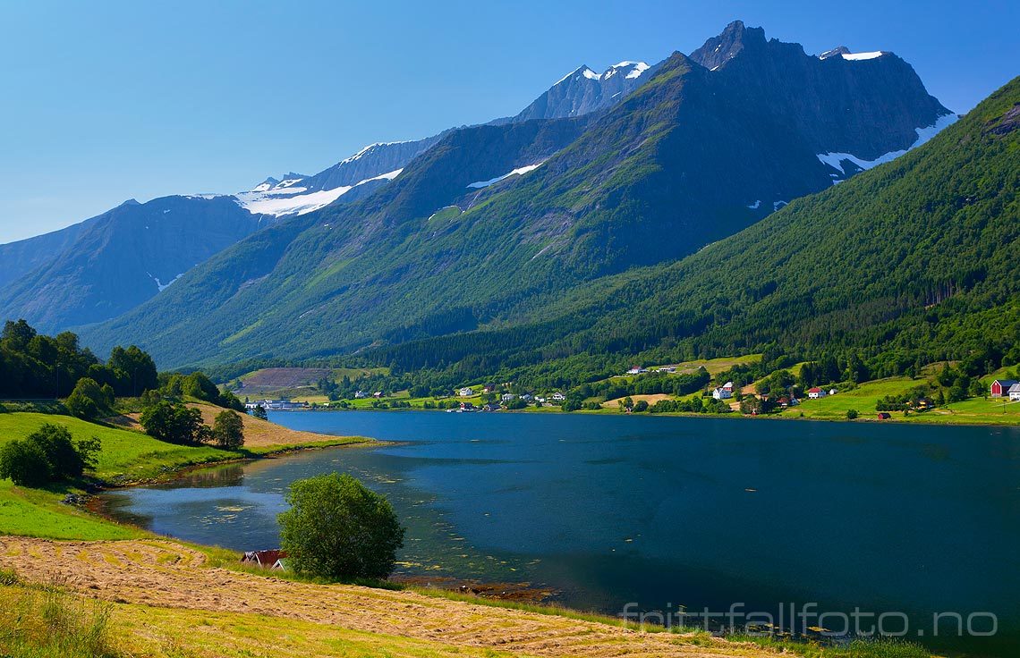 Trollkyrkjetindane ruver over Sykkylvsfjorden, Sykkylven, Møre og Romsdal.<br>Bildenr 20080705-022.