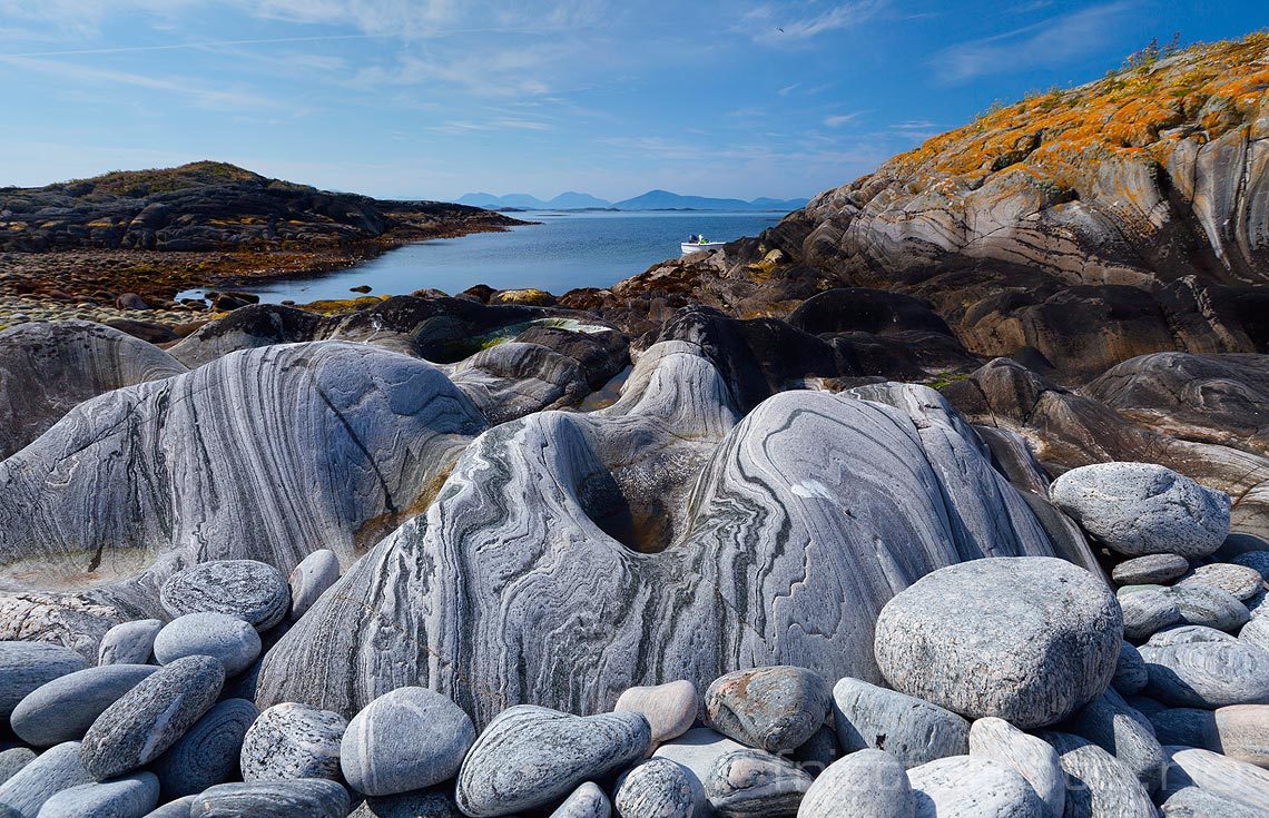 Slipt svaberg i Grønværet ved Harøya, Ålesund, Møre og Romsdal.<br>Bildenr 20090629-029.