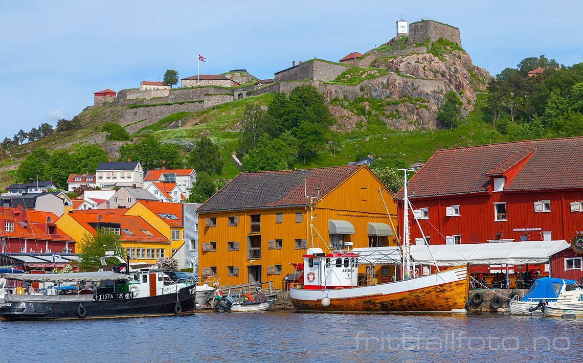 Fredriksten festning ruver over gjestehavna i Halden, Halden, Østfold.<br>Bildenr 20120529-324.