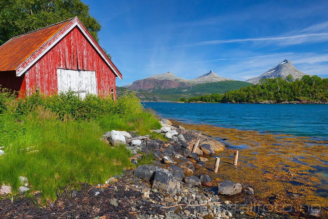 Gammelt naust nær Petterberget ved Valen, Bindal, Nordland.<br>Bildenr 20120709-250.