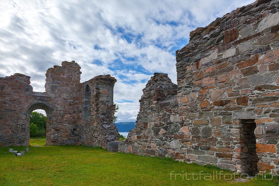 Ved ruinen av Tautra kloster på Tautra i Trondheimsfjorden, Frosta, Trøndelag.<br>Bildenr 20120713-346.