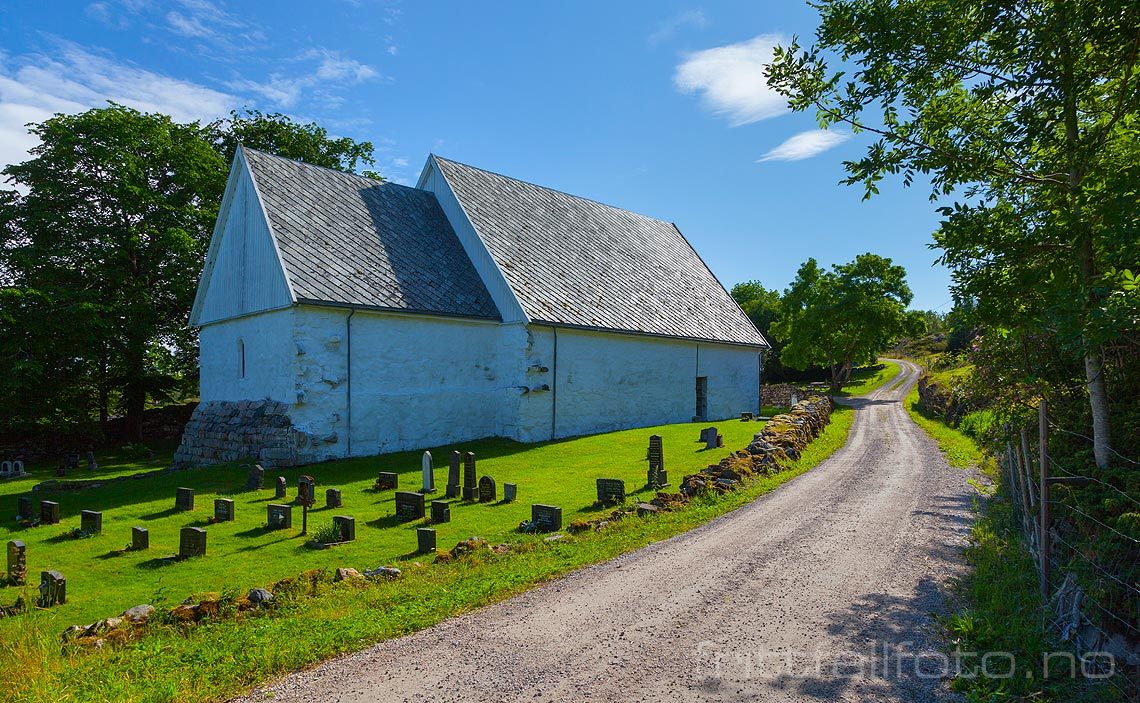 Dolm kirke på Dolmøya, Hitra, Trøndelag.<br>Bildenr 20120714-407.