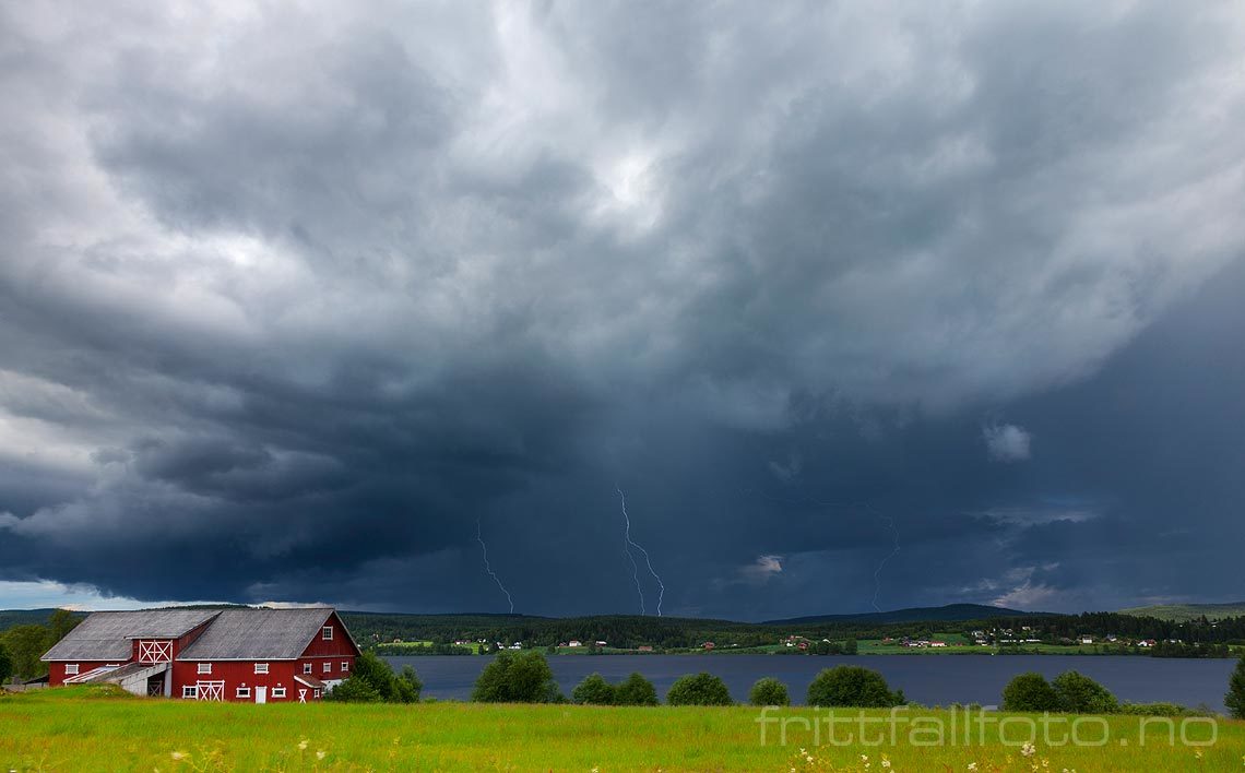 Lynet blinker under tordenskyene over Råsen, Nord-Odal, Innlandet.<br>Bildenr 20120715-218.