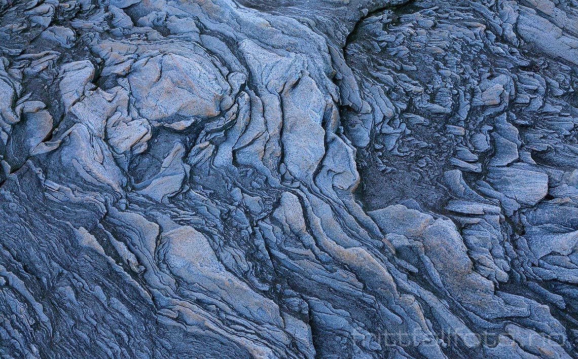 Strukturrik og vakker berggrunn ved Tangvikodden på Justøya, Lillesand, Agder.<br>Bildenr 20120917-050.