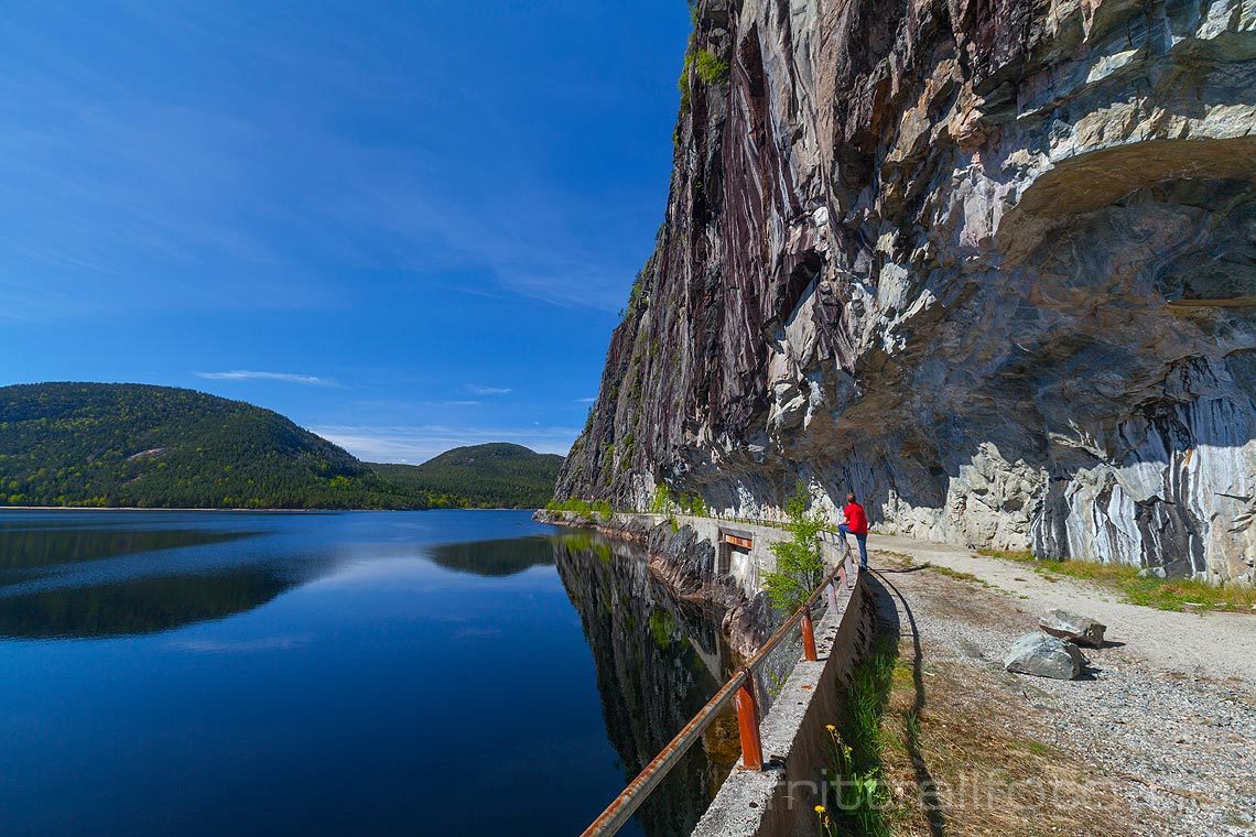 Den gamle veien rundt Fånefjell ved Byglandsfjorden, Bygland, Agder.<br>Bildenr 20140504-041.