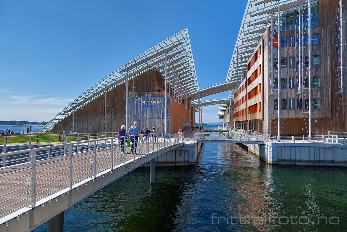 Ved Astrup Fearnley-museet på Tjuvholmen i Oslo.<br>Bildenr 20140531-103.