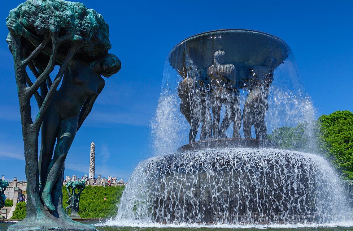 Fontene i Vigelandsparken, Oslo. Monolitten i bakgrunnen.<br>Bildenr 20140601-193.