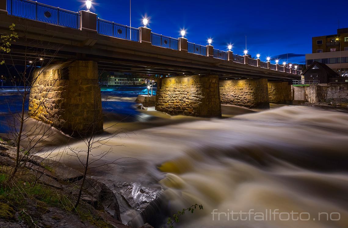 Kveld ved Nybrua over Numedalslågen i Kongsberg, Kongsberg, Buskerud.<br>Bildenr 20150507-218.